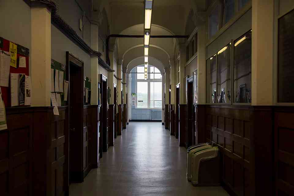 Storbritannia vurderer strengere kontroll av studentvisum når universitetene står overfor rekrutteringsforbud og svindelaksjoner featured image